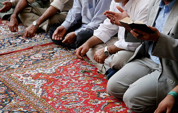 بيان الأدلة العشرة على وجوب السعي لصلاة الجماعة، وتحريم التشاغل عنها بتجارة ونحوها